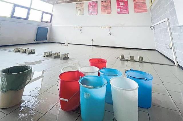 I secchi usati per raccogliere l’acqua delle infiltrazioni nel 2021