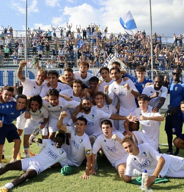 La squadra in festa dopo la vittoria sulla Bagnolese, ottenuta con un gol nel finale, il secondo successo consecutivo per i ragazzi di mister Favarin