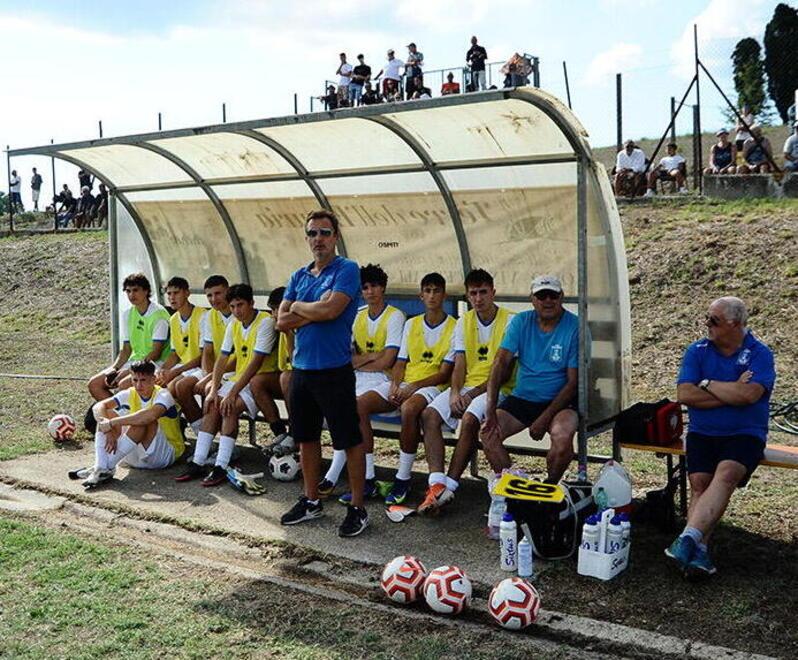 Nella foto, la panchina del Castiglioncello Calcio guidata da mister Gabriele Citi (in piedi): salutata con una vittoria la Coppa Italia, ora gli azzurri possono concentrarsi unicamente sul campionato di Promozione