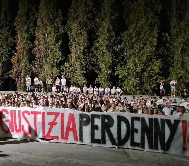 L’abbraccio di Livorno a Denny. La città chiede giustizia: «Ora un corteo ogni settimana»