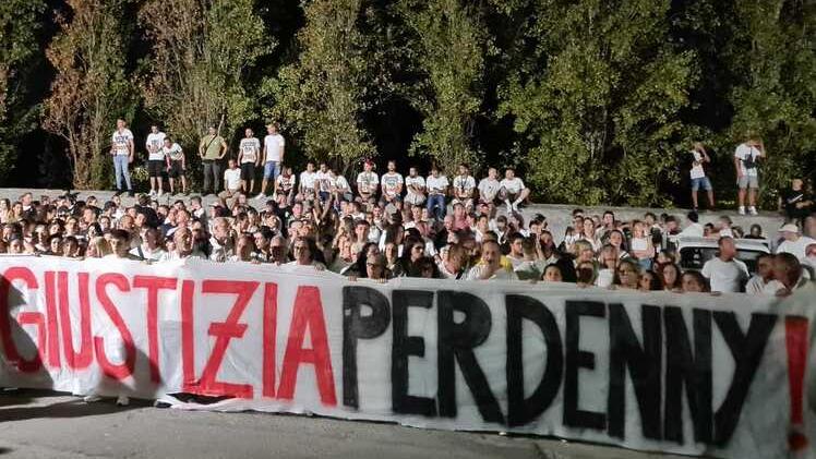 L’abbraccio di Livorno a Denny. La città chiede giustizia: «Ora un corteo ogni settimana»