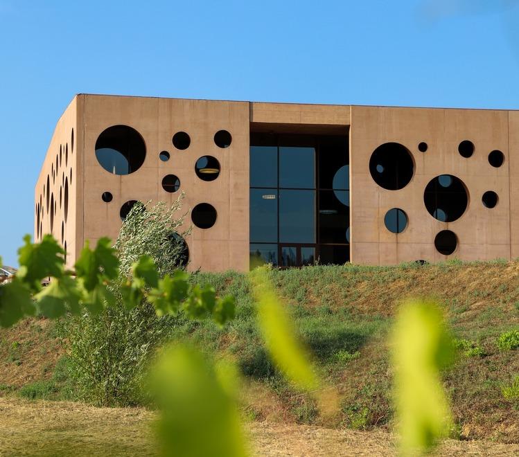 L’esterno della cantina all’interno del Podere La Chiesa di Terricciola