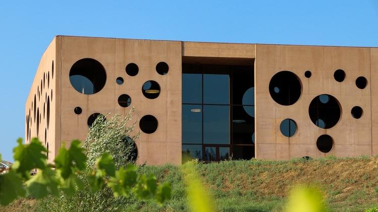 L’esterno della cantina all’interno del Podere La Chiesa di Terricciola