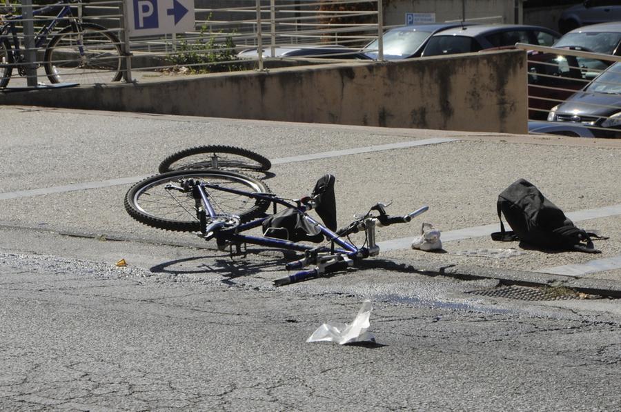 Tragedia a Pietrasanta, muore in bicicletta investita dall’auto