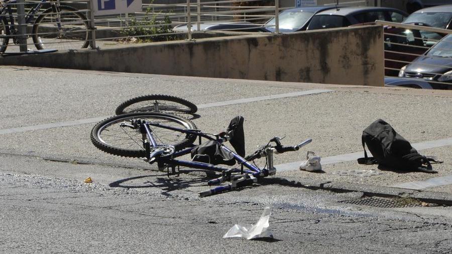 Tragedia a Pietrasanta, muore in bicicletta investita dall’auto