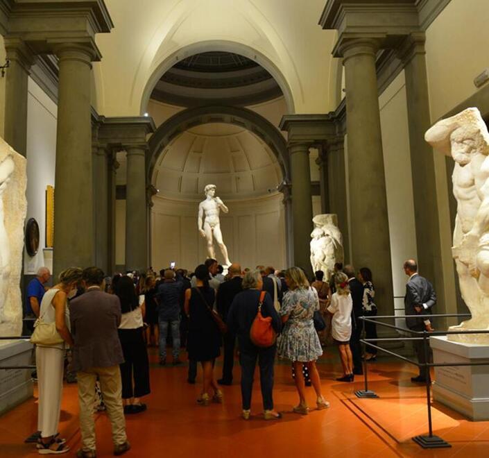 Il David di Michelangelo ora splende di una nuova luce artistica che emoziona