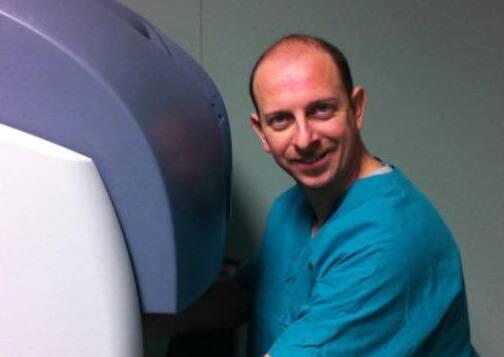 Il dottor Francesco Calonaci al lavoro in ospedale