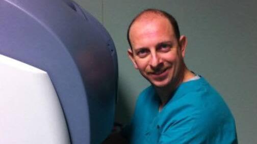Il dottor Francesco Calonaci al lavoro in ospedale
