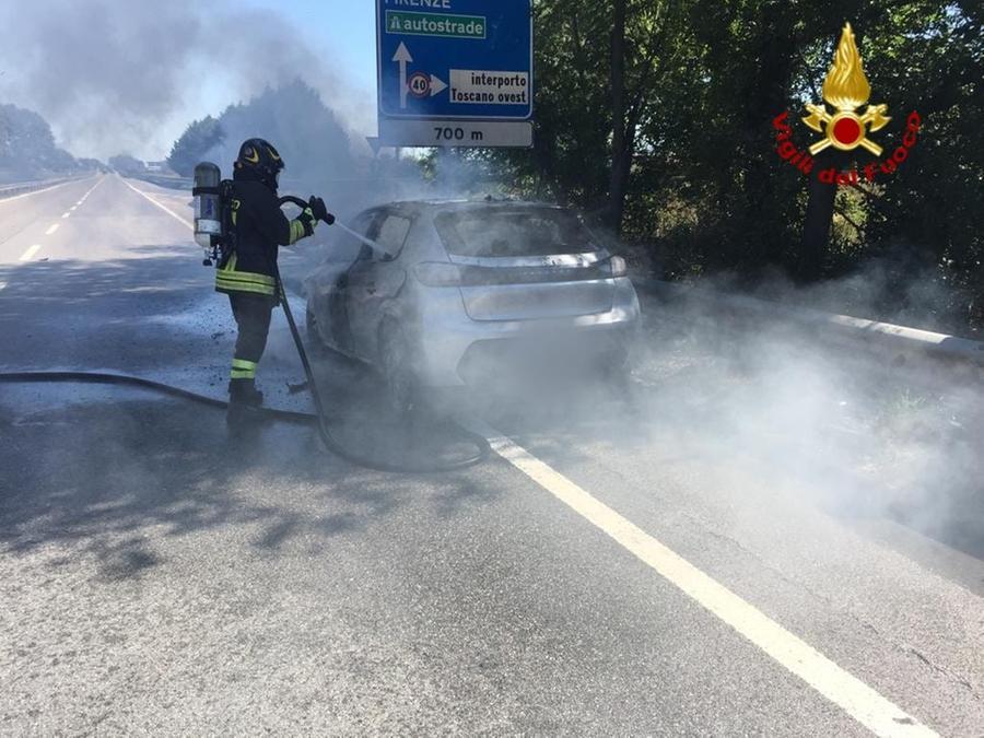 Stagno, auto in fiamme sulla Fi-Pi-Li