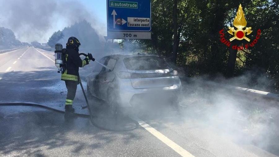 Stagno, auto in fiamme sulla Fi-Pi-Li
