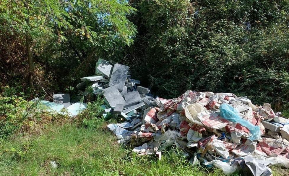 I rifiuti nei boschi della Lunigiana