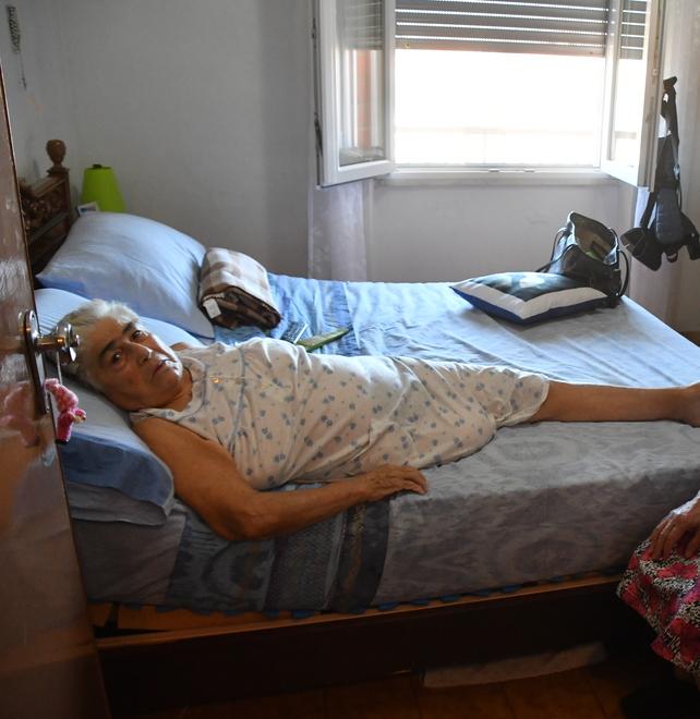 La signora Giovanna Concas  nella sua camera da letto