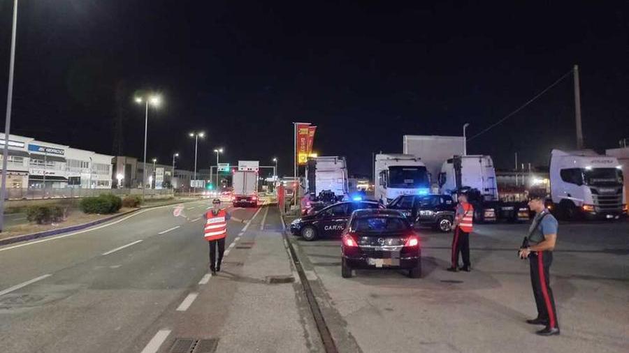 Pattuglie dei carabinieri durante un controllo