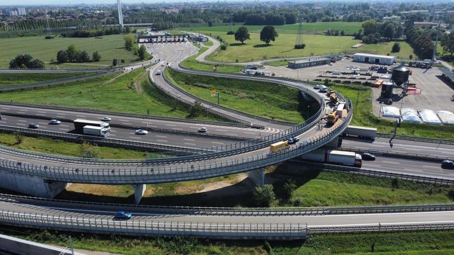 Camion si ribalta sulla rampa, chiuso per ore il casello dell’A1 di Reggio in uscita