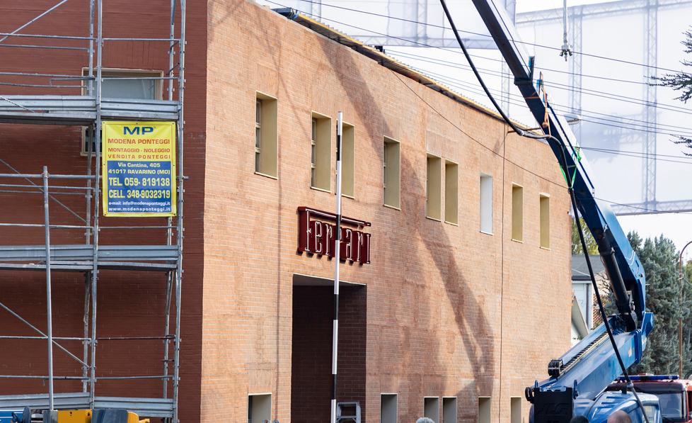 Modena. Madonnina? No, Hollywood. Ricostruita la vecchia fabbrica di Ferrari