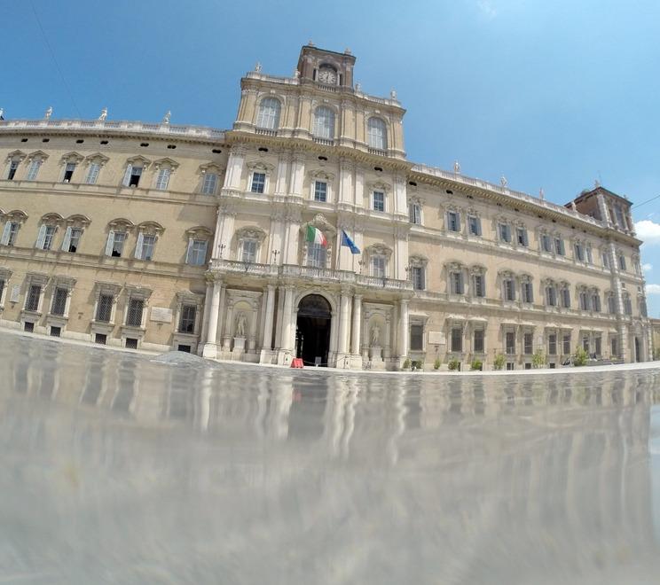 Modena Scivolate sull’acqua di piazza Roma «La pulizia era in programma oggi» 