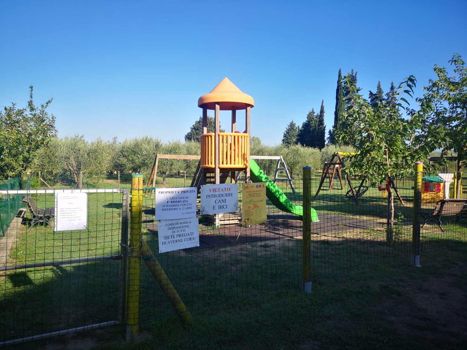 Il parco giochi chiuso coi cartelli attraverso cui parrocchia e associazione hanno comunicato la decisione di chiudere alle famiglie