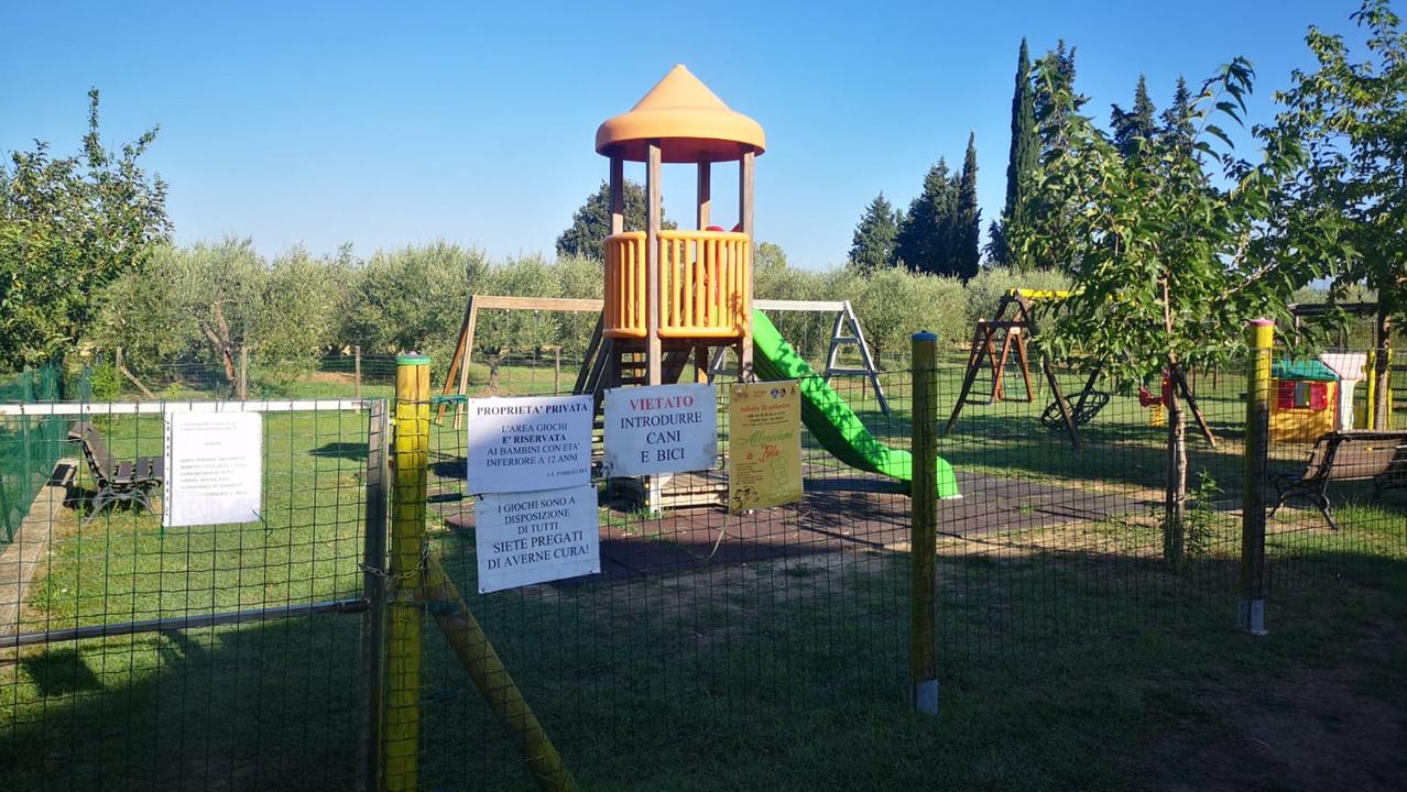 Il parco giochi chiuso coi cartelli attraverso cui parrocchia e associazione hanno comunicato la decisione di chiudere alle famiglie