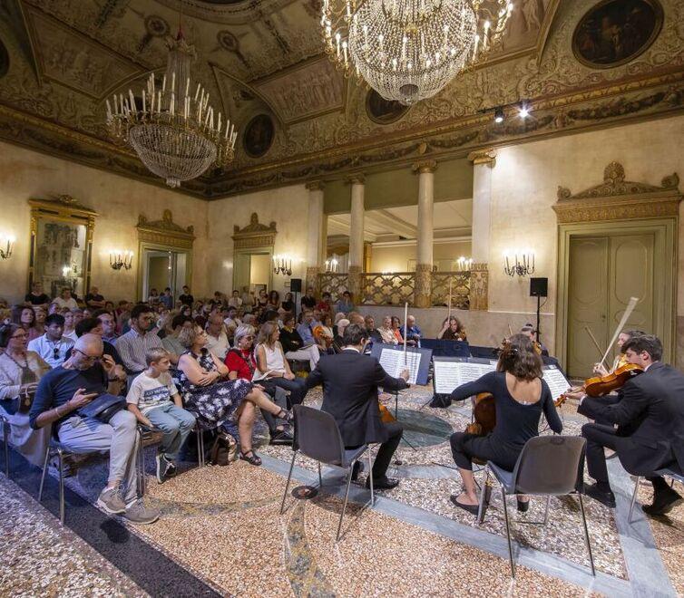 Con Ferrara Musica i concerti si ascoltano al Ridotto dell’Abbado