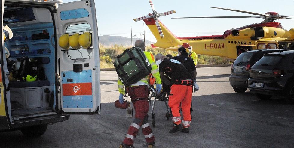 Scarlino, operaio caduto dal tetto: lo ha salvato il controsoffitto