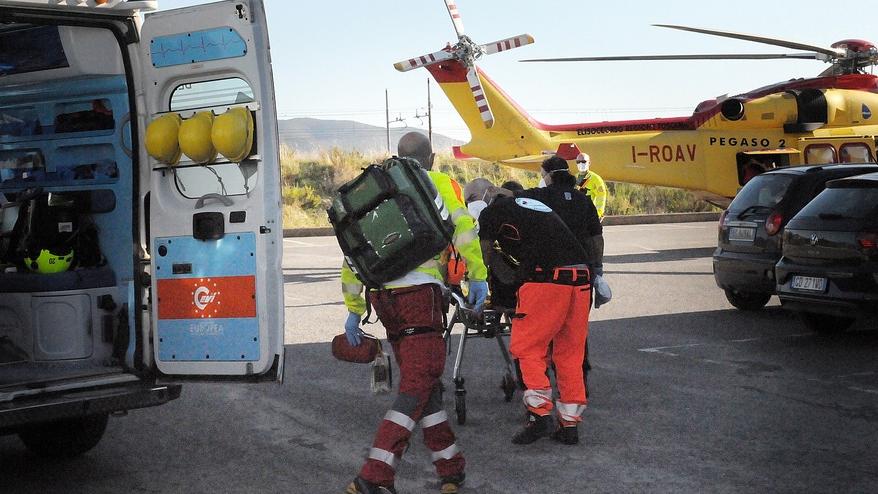 Scarlino, operaio caduto dal tetto: lo ha salvato il controsoffitto