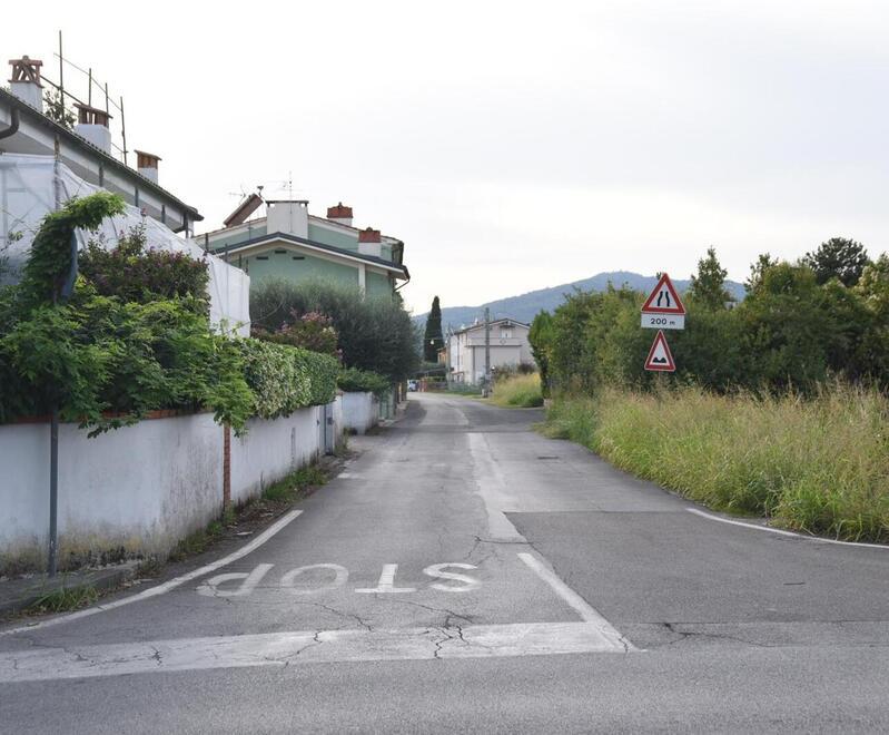 L’inizio di via dei Bicelli a Marlia: in uno spiazzo all’inizio di questa strada lo scorso luglio sono state ritrovate le teste mozzate di due mici scomparsi dalle rispettive case
