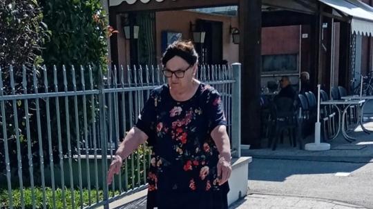 Malore fulminante appena esce dal bar di Codigoro. Il massaggio cardiaco non basta a salvarlo