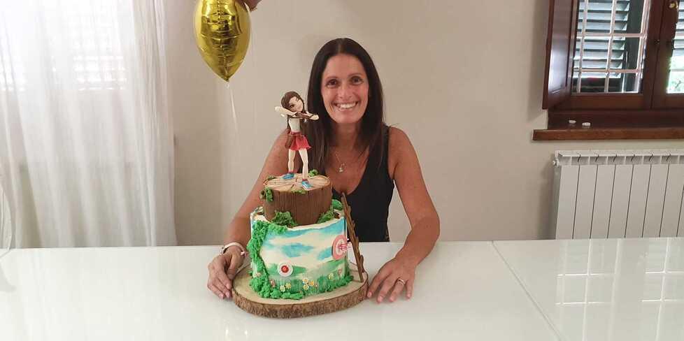 Lucilla Berni con la torta che raffigura la figlia Emma