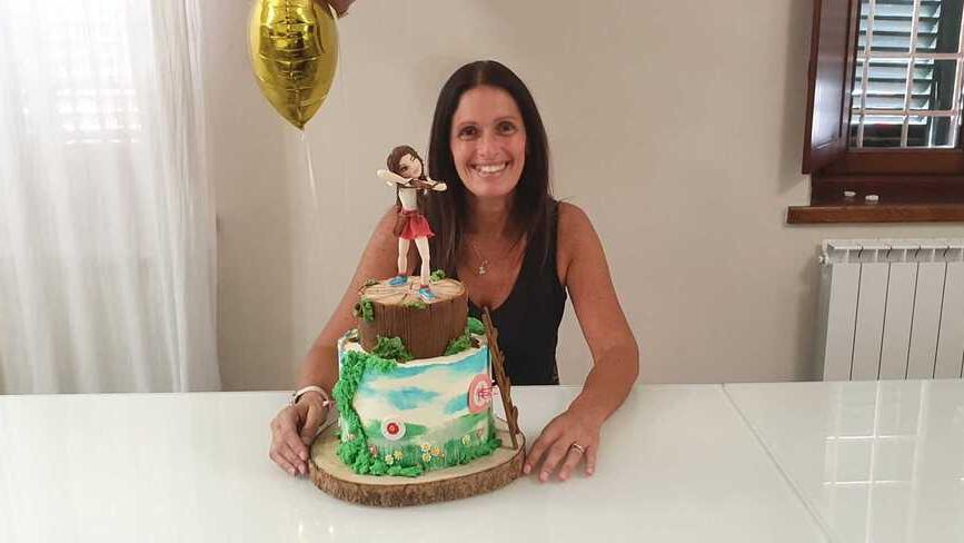 Lucilla Berni con la torta che raffigura la figlia Emma