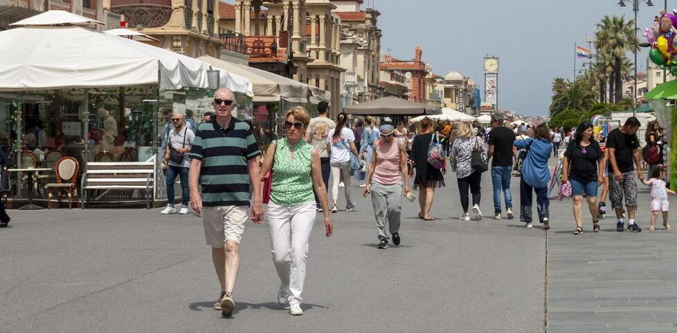 La proposta di Confcommercio: «La Versilia non può chiudere il 15 settembre, ecco cosa fare» 