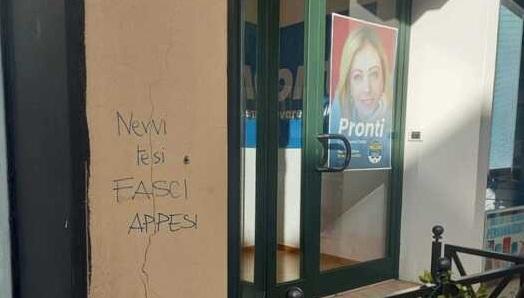Scritte con minacce sui muri esterni della sede di Fratelli d’Italia a Cagliari