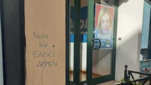 Scritte con minacce sui muri esterni della sede di Fratelli d’Italia a Cagliari