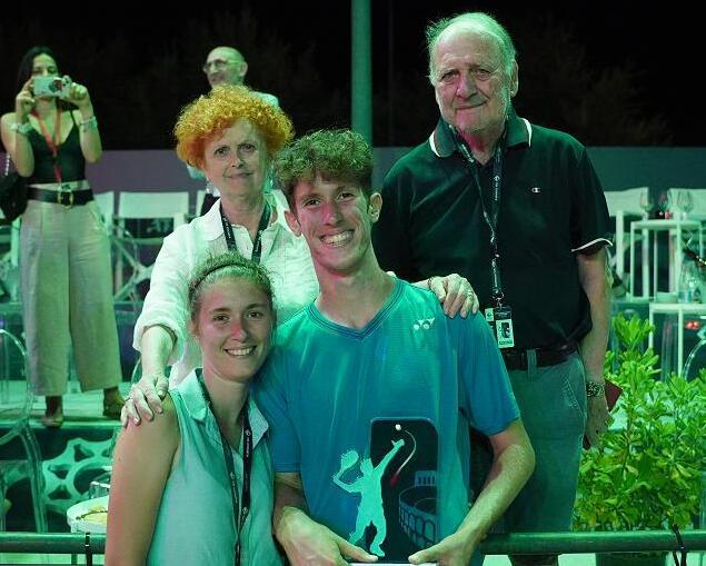 Il tennista pisano Francesco Maestrelli insieme alla sorella (la prima a cimentarsi con la racchetta in famiglia) e ai nonn