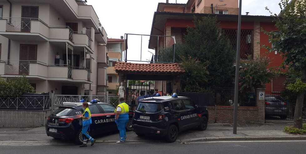 Uno scatto dell’intervento del 26 agosto delle forze dell’ordine al condominio in via Martiri a Montecatini