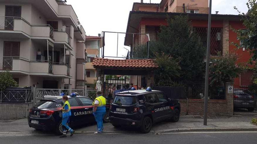 Uno scatto dell’intervento del 26 agosto delle forze dell’ordine al condominio in via Martiri a Montecatini