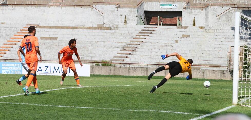 Un gol sfiorato d’un soffio dalla Pistoiese nel match di esordio contro l’United Riccione (Foto Nucci)