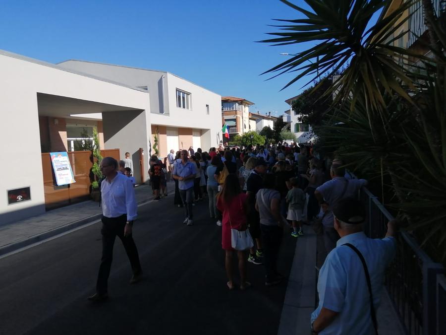 
	I cittadini alla cerimonia di inaugurazione della scuola ad alta efficienza energetica a Ponsacco

