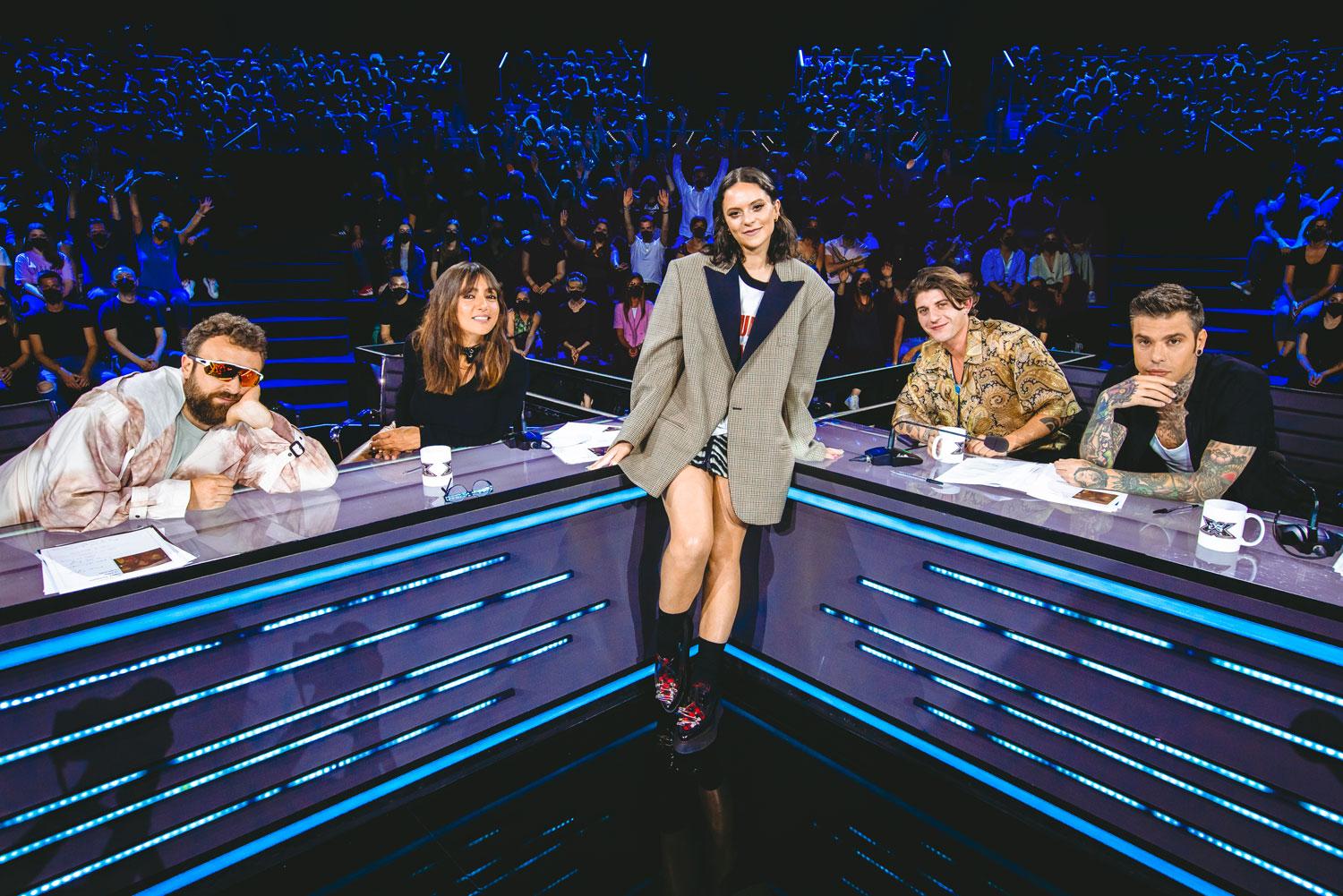 La giuria al completo e la conduttrice durante le audition