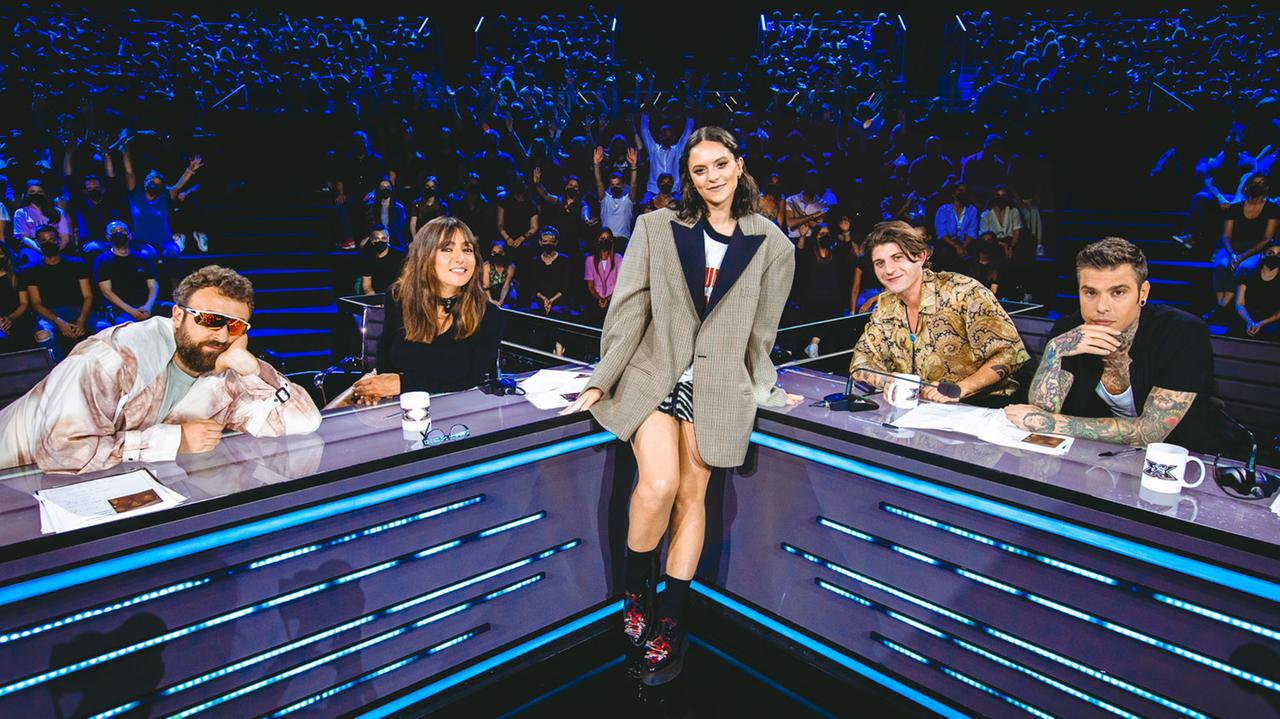 La giuria al completo e la conduttrice durante le audition