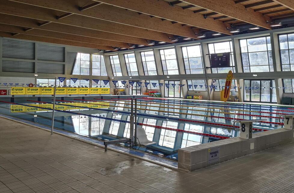 Livorno, il conto alla rovescia per aprire le piscine e i nodi da risolvere sulla palestra della Bastia