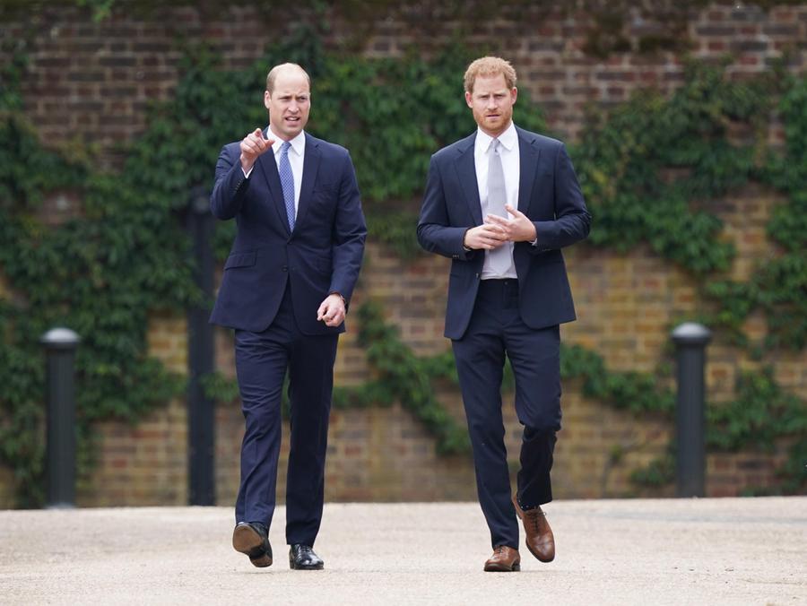 William e Harry cammineranno insieme ai funerali della Regina