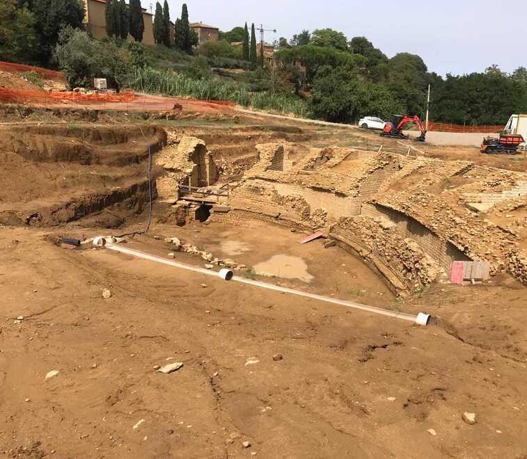 A destra il cantiere dello scavo per far riemergere l'anfiteatro romano di Porta Diana a Volterra