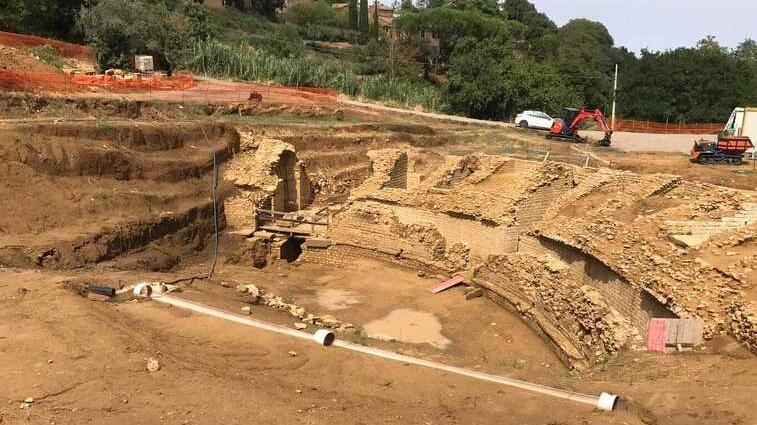 A destra il cantiere dello scavo per far riemergere l'anfiteatro romano di Porta Diana a Volterra