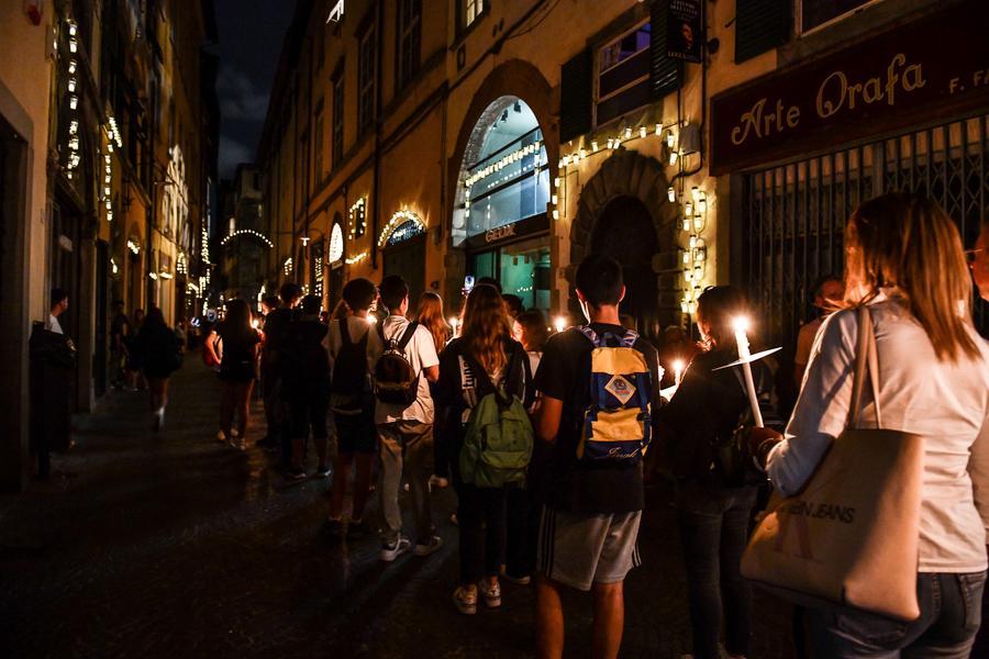 In migliaia alla Luminara nelle vie suggestive di Lucca