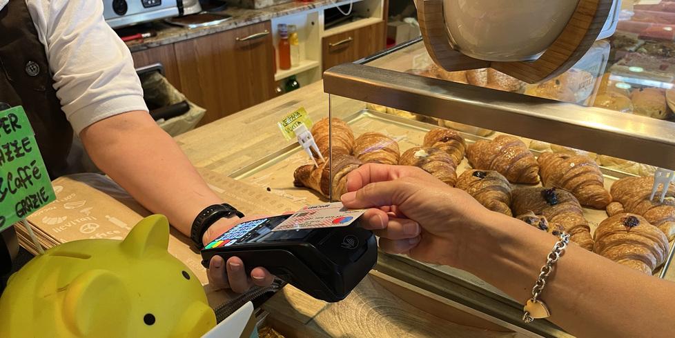 Carrara, usa la carta del suo ex morto per fare benzina e al supermercato
