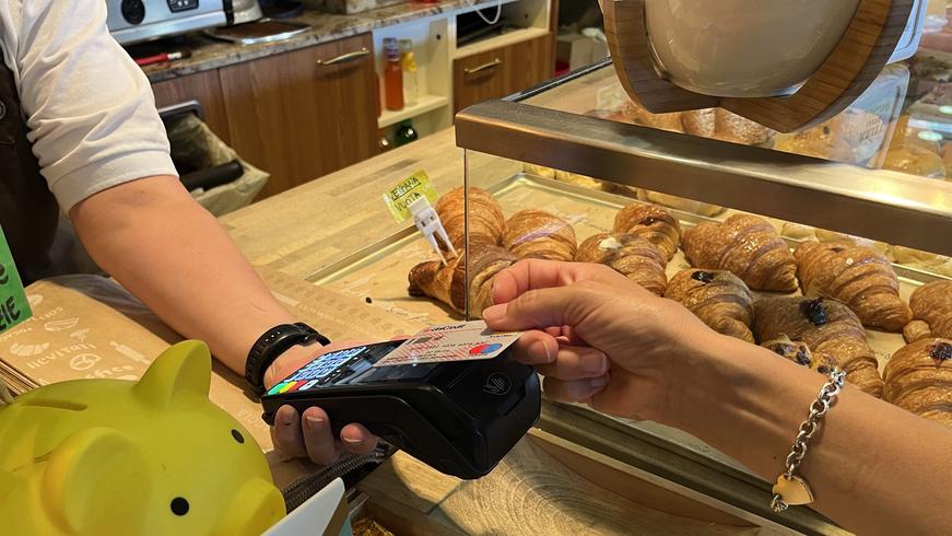 Carrara, usa la carta del suo ex morto per fare benzina e al supermercato