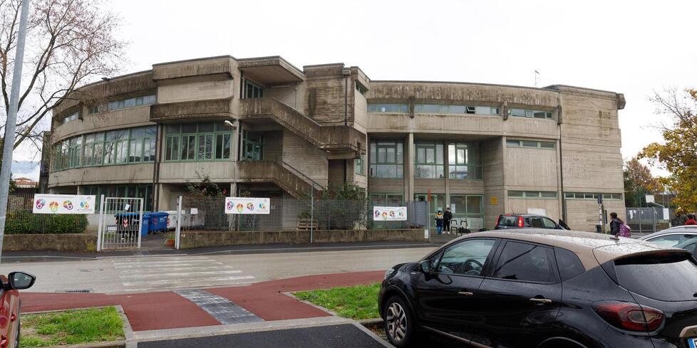 La scuola Luther Kingdi Bottegone. In primo piano il parcheggio di via Santi (foto Nucci)