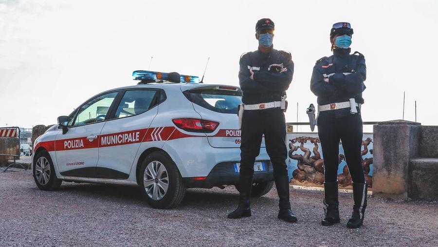
	Due agenti della polizia municipale di Livorno

