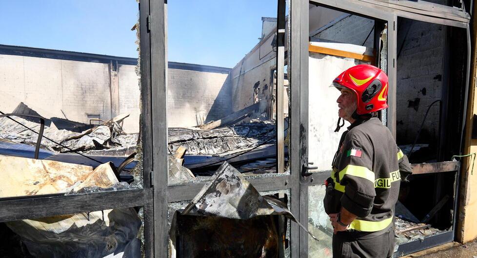 Prato, in fiamme tre attività nel Macrolotto. Cosa potrebbe nascondersi dietro al maxi-incendio