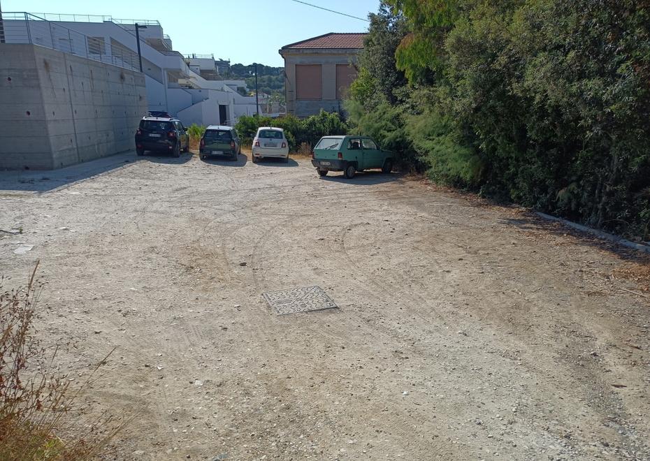 ll piazzale sterrato in località Pozzetti